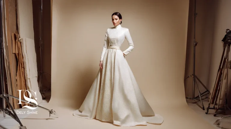 لباس مجلسی زنانه با الهام از سبک کلاسیک و ترکیب مدرن، ساتن عاجی و دانتل ظریف با دوخت دست‌دوز و جزئیات باکیفیت در مزون دلی‌شاین