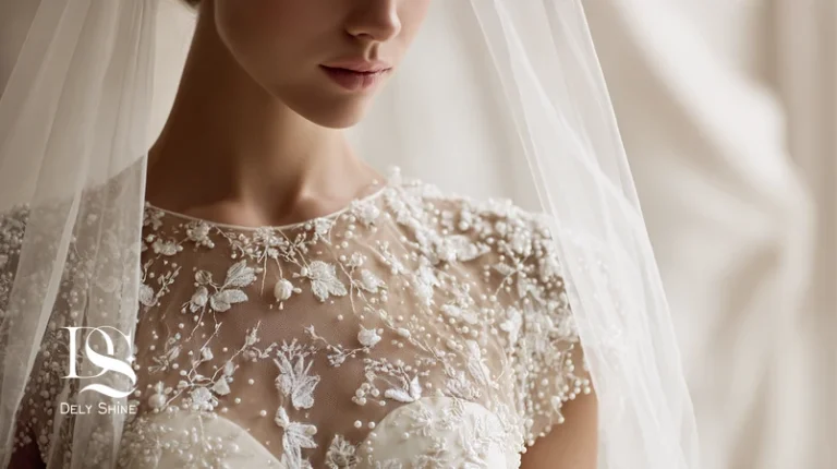 جزئیات لباس عروس با تزیینات دست‌دوز: مرواریددوزی، دانتل اپلیک، منجوق‌دوزی و تور/شنل؛ نمونه‌ای الهام‌بخش از شخصی‌سازی در مزون دلی‌شاین