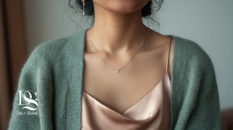 استایل مینیمال برای قرار عاشقانه با ساتن مات و کاردیگان ظریف در پس‌زمینه بوکه