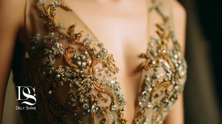 کلوزآپ لباس مجلسی با گلدوزی، سنگ‌دوزی و پولک‌دوزی حرفه‌ای دلی‌شاین؛ ترکیب پولک مات و براق با جزئیات ظریف برای درخشش کنترل‌شده
