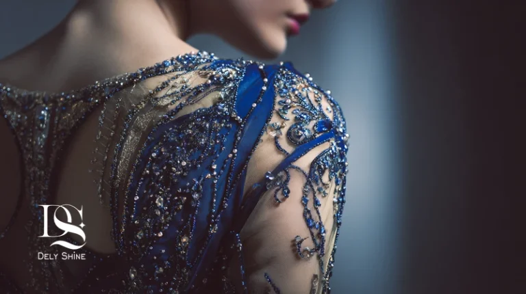 لباس شب درخشان با ساتن، لمه و سنگ‌دوزی در نور نرم برای استایل مهمانی شب