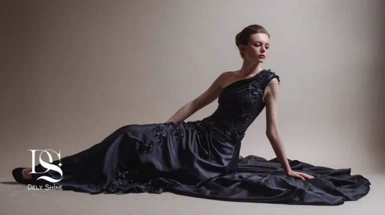 لباس مجلسی سیلوئت ستون ۲۰۲۶ با یقه نامتقارن، ساتن نیمه‌براق در پس‌زمینه استودیو