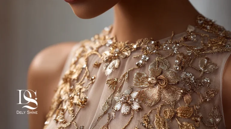 کلوزآپ لباس مجلسی لوکس با دانتل طلایی و کریستال، درخشش کنترل‌شده و جزئیات دست‌دوز مزونی برای استایل شامپاین/رزگلد