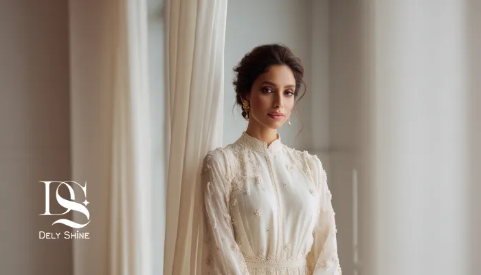 عروس با لباس عقد مینیمال و ظریف به رنگ عاجی با جزئیات ظریف و حالتی شیک و آرام