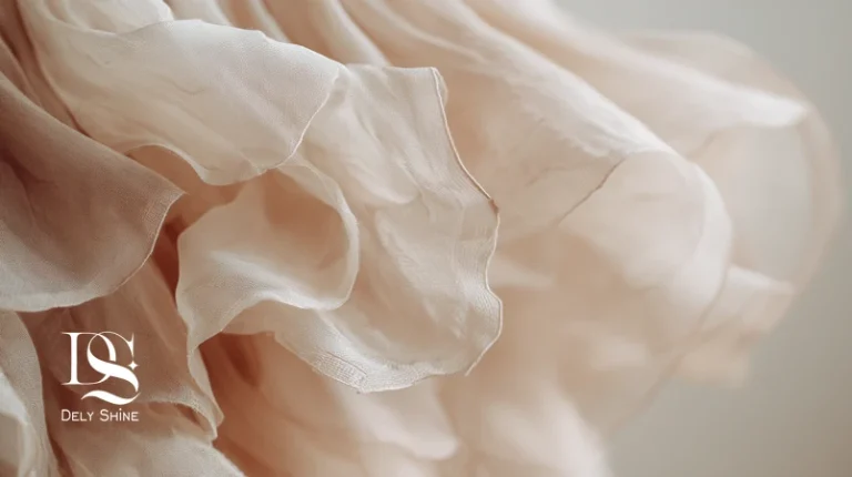 کلوزآپ بافت حریر، ارگانزا، کرپ، دانتل و تور با آستر تنفسی برای لباس عقد بهاری در مزون دلی‌شاین؛ راهنمای انتخاب پارچه لباس عقد.