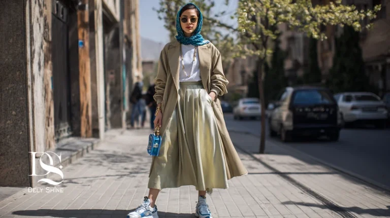 استریت‌استایل ۲۰۲۶ با کت ساختارمند و دامن ساتن، کیف هندسی کبالت و جزئیات مینیمال لوکس